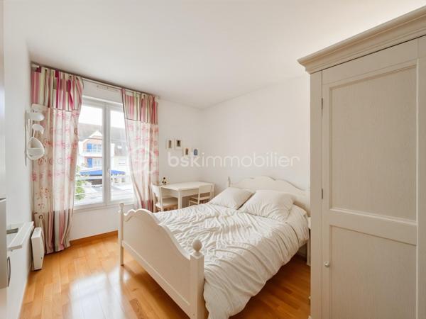En plein cœur d'Arpajon, au sein de la résidence prisée Le Clos Bailly, découvrez ce lumineux appartement de type T4 de 93m², situé au premier étage. Il s'agit de l'un des plus grands appartements de la résidence.

Ce bien se compose d'une entrée avec plusieurs placards, desservant une pièce de vie lumineuse de 39 m² et donnant accès à un balcon, une cuisine indépendante, aménagée et équipée de 12 m².

L'espace nuit comprend deux chambres, l'une de 12 m² avec balcon et l'autre de 10 m², une salle d'eau, un WC séparé avec rangements ainsi qu'une buanderie.

Les atouts :

Emplacement privilégié en hypercentre d'Arpajon
Commodités, commerces et transports à proximité immédiate
Appartement très lumineux
Nombreux rangements
Deux balcons
Ascenseur
Cave
Double box avec porte motorisée

Un bien alliant emplacement privilégié en centre-ville, calme et sérénité, au sein d'une résidence sécurisée.
