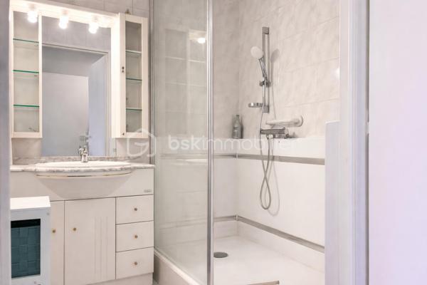 En plein cœur d'Arpajon, au sein de la résidence prisée Le Clos Bailly, découvrez ce lumineux appartement de type T4 de 93m², situé au premier étage. Il s'agit de l'un des plus grands appartements de la résidence.

Ce bien se compose d'une entrée avec plusieurs placards, desservant une pièce de vie lumineuse de 39 m² et donnant accès à un balcon, une cuisine indépendante, aménagée et équipée de 12 m².

L'espace nuit comprend deux chambres, l'une de 12 m² avec balcon et l'autre de 10 m², une salle d'eau, un WC séparé avec rangements ainsi qu'une buanderie.

Les atouts :

Emplacement privilégié en hypercentre d'Arpajon
Commodités, commerces et transports à proximité immédiate
Appartement très lumineux
Nombreux rangements
Deux balcons
Ascenseur
Cave
Double box avec porte motorisée

Un bien alliant emplacement privilégié en centre-ville, calme et sérénité, au sein d'une résidence sécurisée.