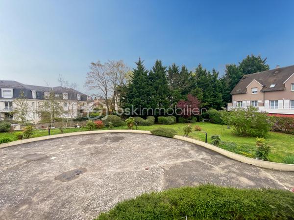 En plein cœur d'Arpajon, au sein de la résidence prisée Le Clos Bailly, découvrez ce lumineux appartement de type T4 de 93m², situé au premier étage. Il s'agit de l'un des plus grands appartements de la résidence.

Ce bien se compose d'une entrée avec plusieurs placards, desservant une pièce de vie lumineuse de 39 m² et donnant accès à un balcon, une cuisine indépendante, aménagée et équipée de 12 m².

L'espace nuit comprend deux chambres, l'une de 12 m² avec balcon et l'autre de 10 m², une salle d'eau, un WC séparé avec rangements ainsi qu'une buanderie.

Les atouts :

Emplacement privilégié en hypercentre d'Arpajon
Commodités, commerces et transports à proximité immédiate
Appartement très lumineux
Nombreux rangements
Deux balcons
Ascenseur
Cave
Double box avec porte motorisée

Un bien alliant emplacement privilégié en centre-ville, calme et sérénité, au sein d'une résidence sécurisée.