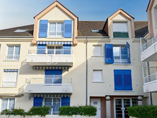 En plein cœur d'Arpajon, au sein de la résidence prisée Le Clos Bailly, découvrez ce lumineux appartement de type T4 de 93m², situé au premier étage. Il s'agit de l'un des plus grands appartements de la résidence.

Ce bien se compose d'une entrée avec plusieurs placards, desservant une pièce de vie lumineuse de 39 m² et donnant accès à un balcon, une cuisine indépendante, aménagée et équipée de 12 m².

L'espace nuit comprend deux chambres, l'une de 12 m² avec balcon et l'autre de 10 m², une salle d'eau, un WC séparé avec rangements ainsi qu'une buanderie.

Les atouts :

Emplacement privilégié en hypercentre d'Arpajon
Commodités, commerces et transports à proximité immédiate
Appartement très lumineux
Nombreux rangements
Deux balcons
Ascenseur
Cave
Double box avec porte motorisée

Un bien alliant emplacement privilégié en centre-ville, calme et sérénité, au sein d'une résidence sécurisée.