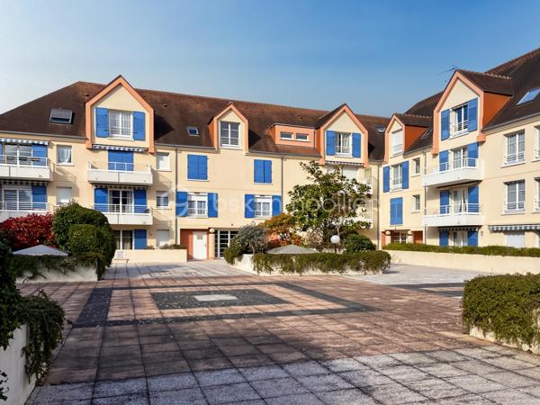 En plein cœur d'Arpajon, au sein de la résidence prisée Le Clos Bailly, découvrez ce lumineux appartement de type T4 de 93m², situé au premier étage. Il s'agit de l'un des plus grands appartements de la résidence.

Ce bien se compose d'une entrée avec plusieurs placards, desservant une pièce de vie lumineuse de 39 m² et donnant accès à un balcon, une cuisine indépendante, aménagée et équipée de 12 m².

L'espace nuit comprend deux chambres, l'une de 12 m² avec balcon et l'autre de 10 m², une salle d'eau, un WC séparé avec rangements ainsi qu'une buanderie.

Les atouts :

Emplacement privilégié en hypercentre d'Arpajon
Commodités, commerces et transports à proximité immédiate
Appartement très lumineux
Nombreux rangements
Deux balcons
Ascenseur
Cave
Double box avec porte motorisée

Un bien alliant emplacement privilégié en centre-ville, calme et sérénité, au sein d'une résidence sécurisée.