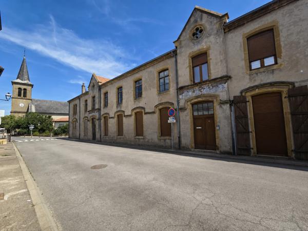 Ancienne école de caractère de 450 m² bureaux et 4 appartements et parkings