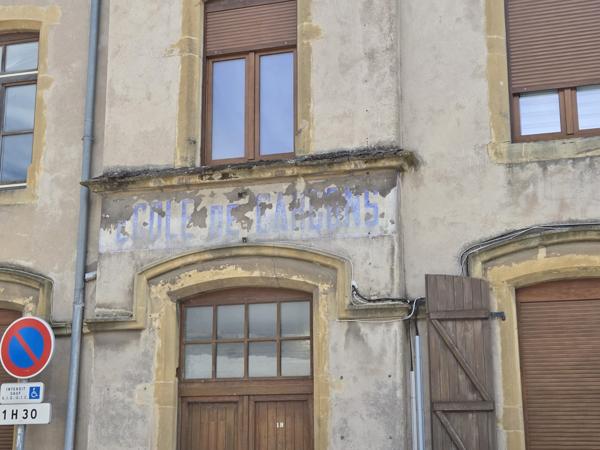 Ancienne école de caractère de 450 m² bureaux et 4 appartements et parkings