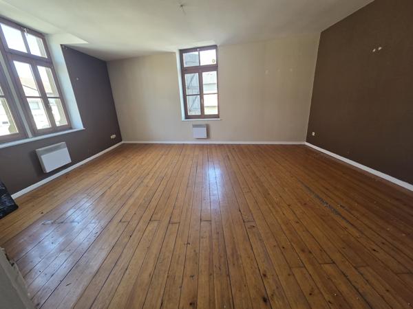 Ancienne école de caractère de 450 m² bureaux et 4 appartements et parkings