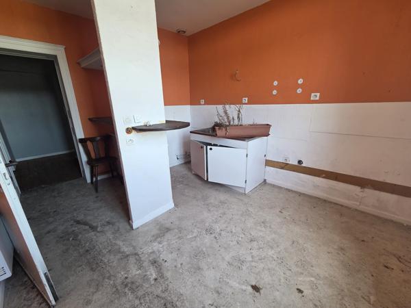 Ancienne école de caractère de 450 m² bureaux et 4 appartements et parkings