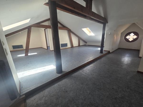 Ancienne école de caractère de 450 m² bureaux et 4 appartements et parkings
