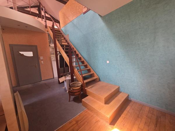 Ancienne école de caractère de 450 m² bureaux et 4 appartements et parkings