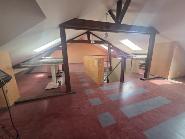Ancienne école de caractère de 450 m² bureaux et 4 appartements et parkings