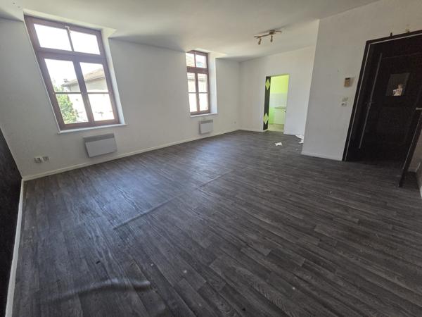 Ancienne école de caractère de 450 m² bureaux et 4 appartements et parkings