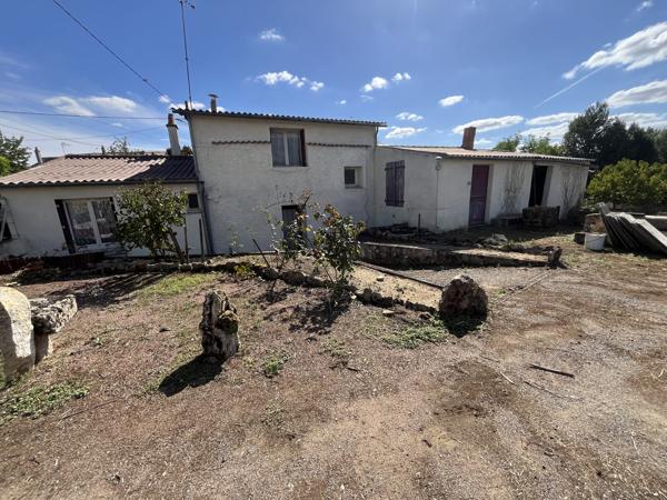 ref 112195 Secteur SAINT VARENT maison ancienne de 80 m2 à rénover type 4 sur terrain 1581m2