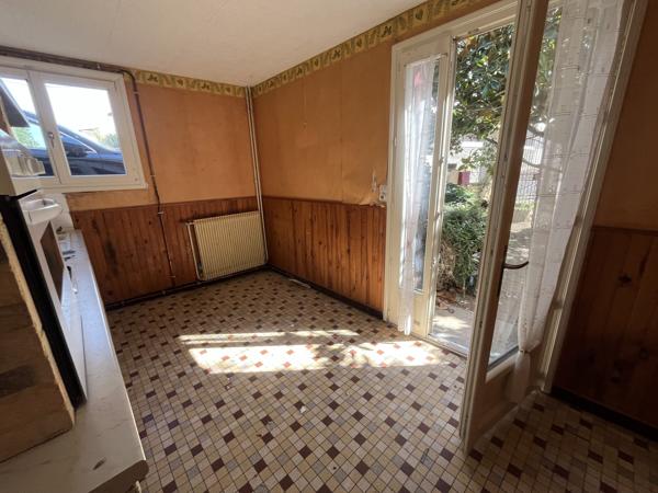 ref 112195 Secteur SAINT VARENT maison ancienne de 80 m2 à rénover type 4 sur terrain 1581m2