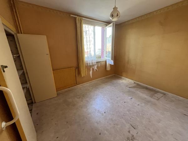 ref 112195 Secteur SAINT VARENT maison ancienne de 80 m2 à rénover type 4 sur terrain 1581m2