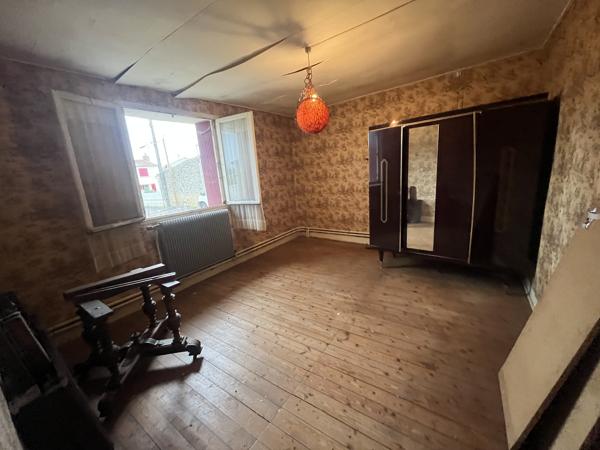 ref 112195 Secteur SAINT VARENT maison ancienne de 80 m2 à rénover type 4 sur terrain 1581m2