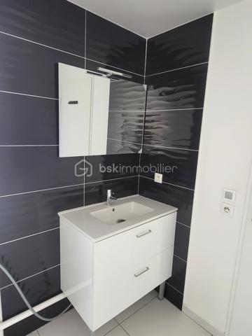 Au pied de tous les commerces, au sein d'une **Résidence récente**  de 2021, arborée, sécurisée, sous **garantie décanale**, venez découvrir ce sublime 3 piéces de 59m2, au 2 éme étage, exposé plein sud et traversant, et d'un calme absolu.
Une vaste entrée, avec placard dessert, toutes les pièces de vies, 2 belles chambres, ainsi que le salon ouvert sur une cuisine équipée, grande salle d'eau avec espace douche et WC. **Place de parking en Sous Sol**,  DPE C, joli parquet, **stores électriques** avec télécommande, chauffage Gaz. Local vélos, ascenseur.
Tous les commerces sont au pied de la résidence, boulangerie, supermarché, boucherie..,écoles, **métro hôpital à 5 minutes**, carnot à 9' 
Rare à ce prix !