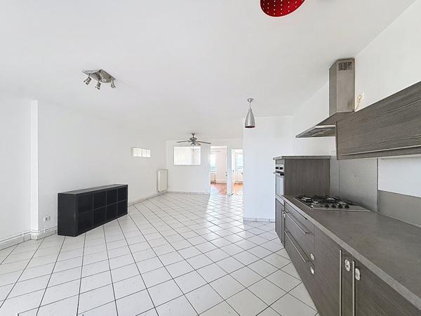 Appartement centre de Meximieux, 2 chambres, 1 bureau , 82 m2