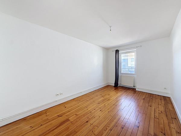 Appartement centre de Meximieux, 2 chambres, 1 bureau , 82 m2
