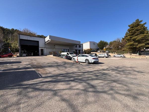 Entrepôt industriel à vendre à Gardanne - 850 m² sur terrain de 2800 m²