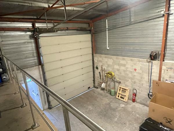 Entrepôt industriel à vendre à Gardanne - 850 m² sur terrain de 2800 m²