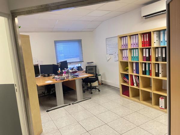 Entrepôt industriel à vendre à Gardanne - 850 m² sur terrain de 2800 m²