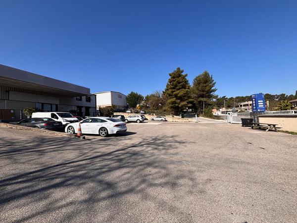 Entrepôt industriel à vendre à Gardanne - 850 m² sur terrain de 2800 m²