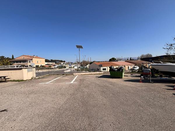 Entrepôt industriel à vendre à Gardanne - 850 m² sur terrain de 2800 m²