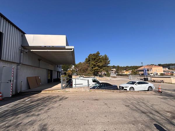 Entrepôt industriel à vendre à Gardanne - 850 m² sur terrain de 2800 m²