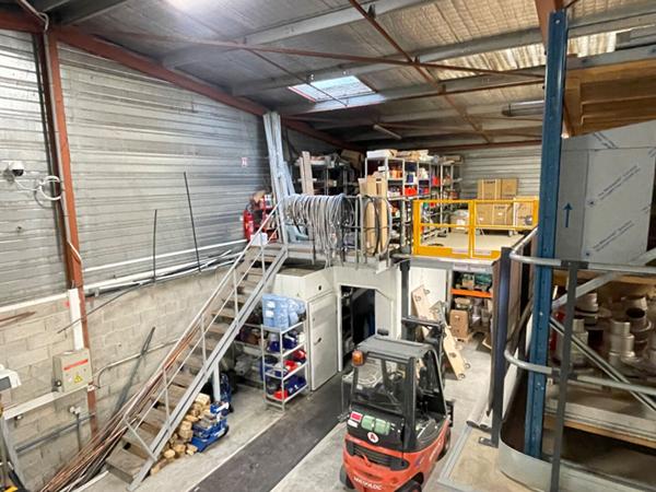 Entrepôt industriel à vendre à Gardanne - 850 m² sur terrain de 2800 m²