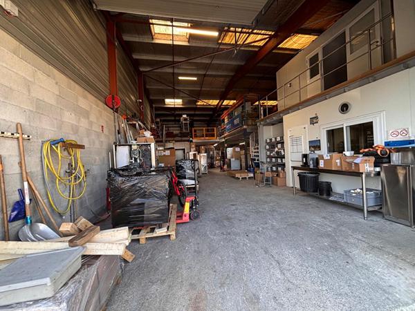 Entrepôt industriel à vendre à Gardanne - 850 m² sur terrain de 2800 m²