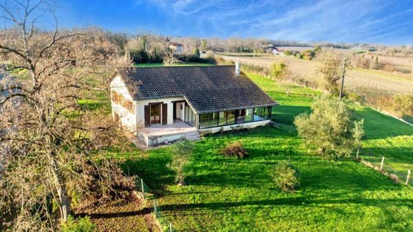 GRANDE VILLA AVEC SOUS-SOL TERRAIN ET MARE