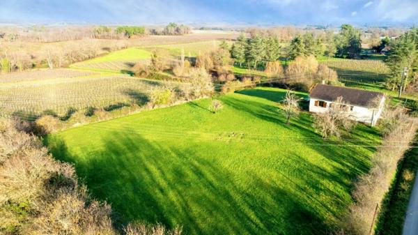 GRANDE VILLA AVEC SOUS-SOL TERRAIN ET MARE