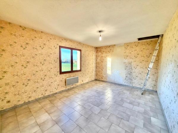 GRANDE VILLA AVEC SOUS-SOL TERRAIN ET MARE