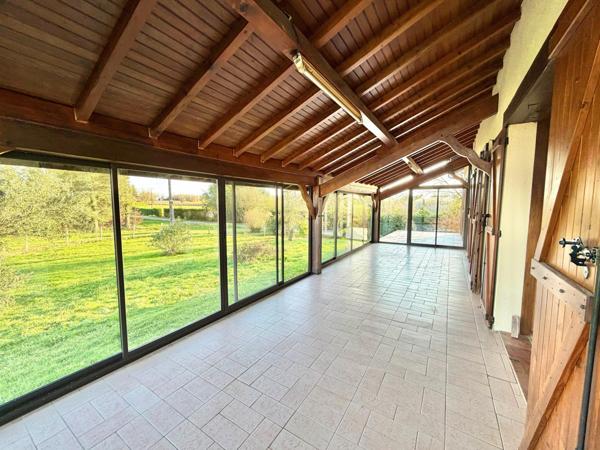 GRANDE VILLA AVEC SOUS-SOL TERRAIN ET MARE