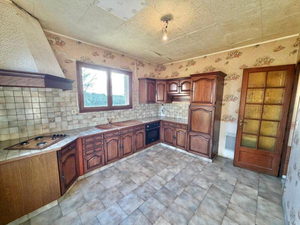 GRANDE VILLA AVEC SOUS-SOL TERRAIN ET MARE