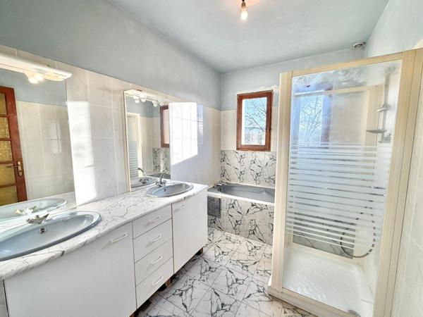 GRANDE VILLA AVEC SOUS-SOL TERRAIN ET MARE