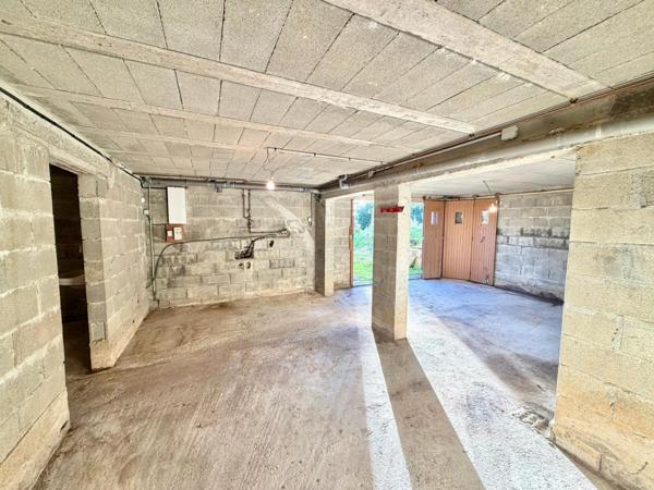 GRANDE VILLA AVEC SOUS-SOL TERRAIN ET MARE