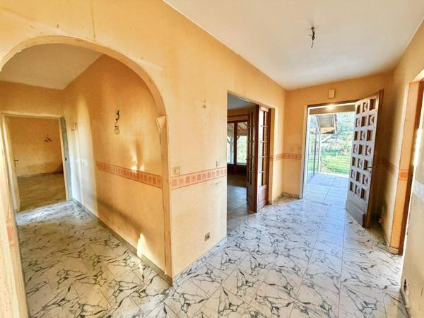 GRANDE VILLA AVEC SOUS-SOL TERRAIN ET MARE