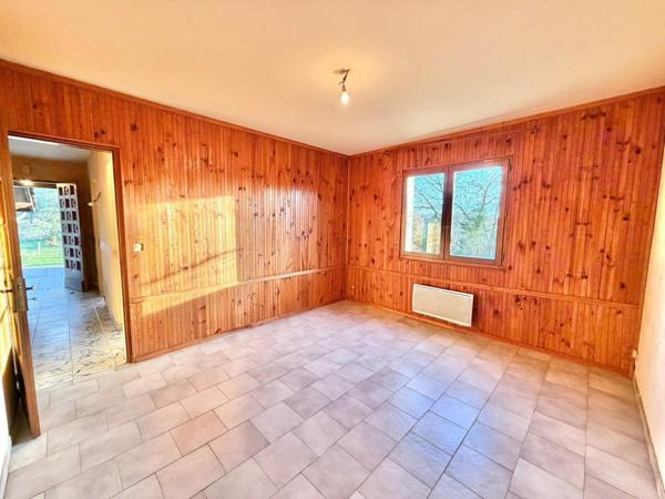 GRANDE VILLA AVEC SOUS-SOL TERRAIN ET MARE