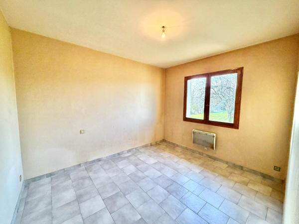 GRANDE VILLA AVEC SOUS-SOL TERRAIN ET MARE