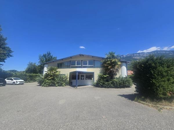 Local d'activité comprenant 350m² d'entrepot et 140m² de bureaux sur 1540m² de terrain