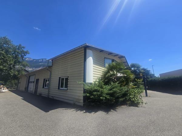 Local d'activité comprenant 350m² d'entrepot et 140m² de bureaux sur 1540m² de terrain
