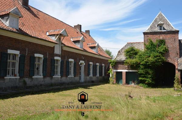 Rare opportunité : authentique corps de ferme à rénover de près de 400 m², avec grange de plus de 200 m², une habitation de charme refaite à neuf de 80 m², le tout sur un terrain d’environ 5000 m² –un lieu idéal pour un projet de gîtes, réceptions, mariages ou événementiel haut de gamme."