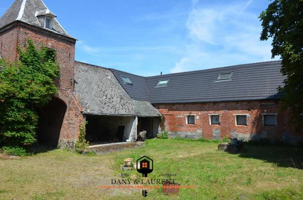 Rare opportunité : authentique corps de ferme à rénover de près de 400 m², avec grange de plus de 200 m², une habitation de charme refaite à neuf de 80 m², le tout sur un terrain d’environ 5000 m² –un lieu idéal pour un projet de gîtes, réceptions, mariages ou événementiel haut de gamme."