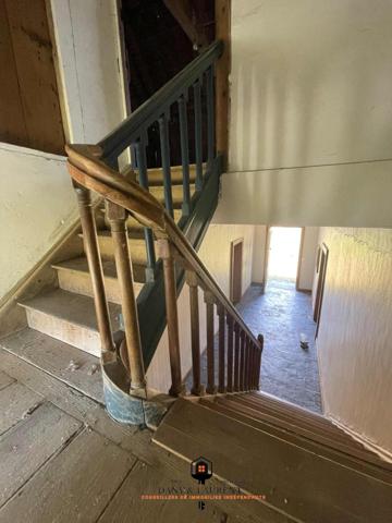 Rare opportunité : authentique corps de ferme à rénover de près de 400 m², avec grange de plus de 200 m², une habitation de charme refaite à neuf de 80 m², le tout sur un terrain d’environ 5000 m² –un lieu idéal pour un projet de gîtes, réceptions, mariages ou événementiel haut de gamme."