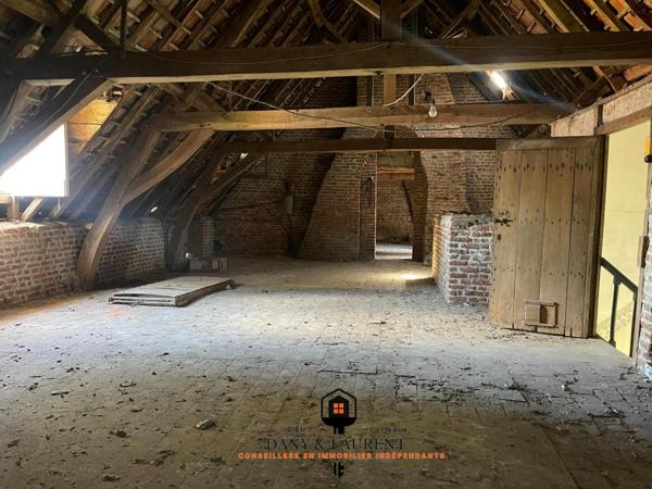 Rare opportunité : authentique corps de ferme à rénover de près de 400 m², avec grange de plus de 200 m², une habitation de charme refaite à neuf de 80 m², le tout sur un terrain d’environ 5000 m² –un lieu idéal pour un projet de gîtes, réceptions, mariages ou événementiel haut de gamme."