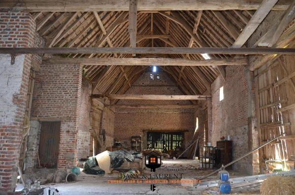 Rare opportunité : authentique corps de ferme à rénover de près de 400 m², avec grange de plus de 200 m², une habitation de charme refaite à neuf de 80 m², le tout sur un terrain d’environ 5000 m² –un lieu idéal pour un projet de gîtes, réceptions, mariages ou événementiel haut de gamme."