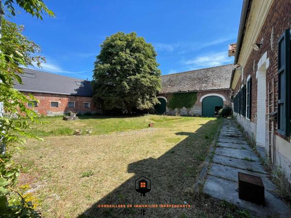 Rare opportunité : authentique corps de ferme à rénover de près de 400 m², avec grange de plus de 200 m², une habitation de charme refaite à neuf de 80 m², le tout sur un terrain d’environ 5000 m² –un lieu idéal pour un projet de gîtes, réceptions, mariages ou événementiel haut de gamme."