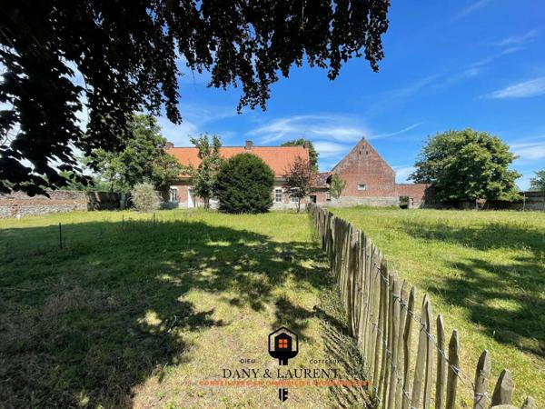 Rare opportunité : authentique corps de ferme à rénover de près de 400 m², avec grange de plus de 200 m², une habitation de charme refaite à neuf de 80 m², le tout sur un terrain d’environ 5000 m² –un lieu idéal pour un projet de gîtes, réceptions, mariages ou événementiel haut de gamme."