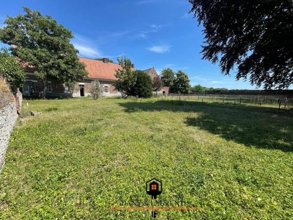 Rare opportunité : authentique corps de ferme à rénover de près de 400 m², avec grange de plus de 200 m², une habitation de charme refaite à neuf de 80 m², le tout sur un terrain d’environ 5000 m² –un lieu idéal pour un projet de gîtes, réceptions, mariages ou événementiel haut de gamme."