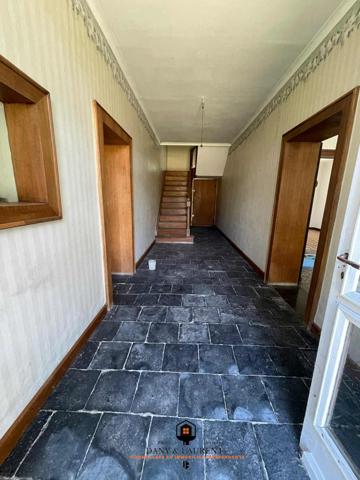 Rare opportunité : authentique corps de ferme à rénover de près de 400 m², avec grange de plus de 200 m², une habitation de charme refaite à neuf de 80 m², le tout sur un terrain d’environ 5000 m² –un lieu idéal pour un projet de gîtes, réceptions, mariages ou événementiel haut de gamme."