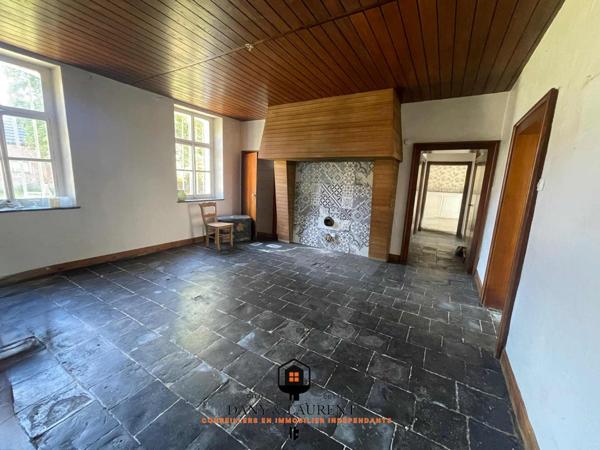 Rare opportunité : authentique corps de ferme à rénover de près de 400 m², avec grange de plus de 200 m², une habitation de charme refaite à neuf de 80 m², le tout sur un terrain d’environ 5000 m² –un lieu idéal pour un projet de gîtes, réceptions, mariages ou événementiel haut de gamme."